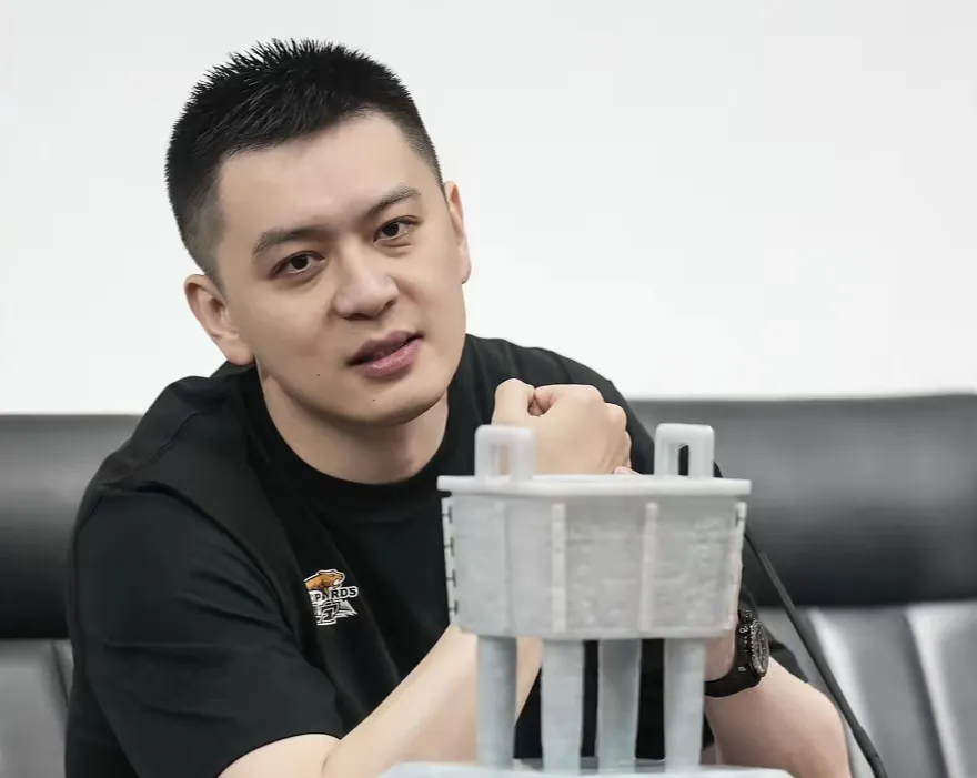 阿尔艾因球迷现场助威，球队斗志昂扬的简单介绍