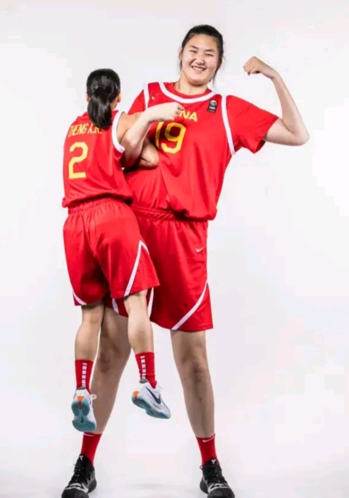 关于中国女篮平均年龄25.4岁选材着眼于洛杉矶奥运会FIBA发布中国女篮写真张子宇韩旭搞怪的信息