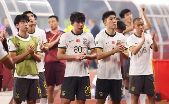 包含尴尬！国足面对日本已27年不胜总战绩为6平11负的词条