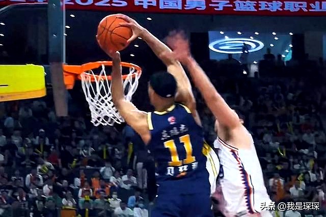 广东外援贝兹利突发受伤倒地无奈坐轮椅离场的简单介绍