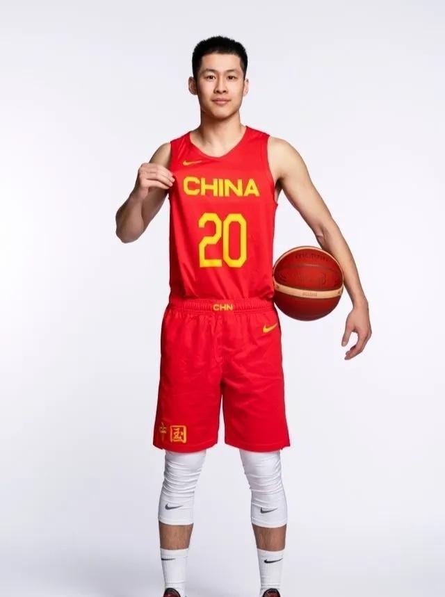 崔晓龙：新赛季很荣幸能加入上海，这是一支很有底蕴的球队