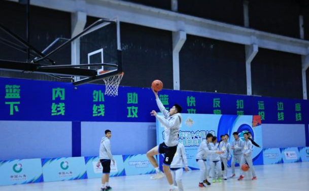 山东队遭遇困境，教练组紧急召开会议的简单介绍