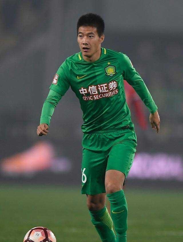 他曾是大连队主力门将，如今当打之年却只能踢中甲，让